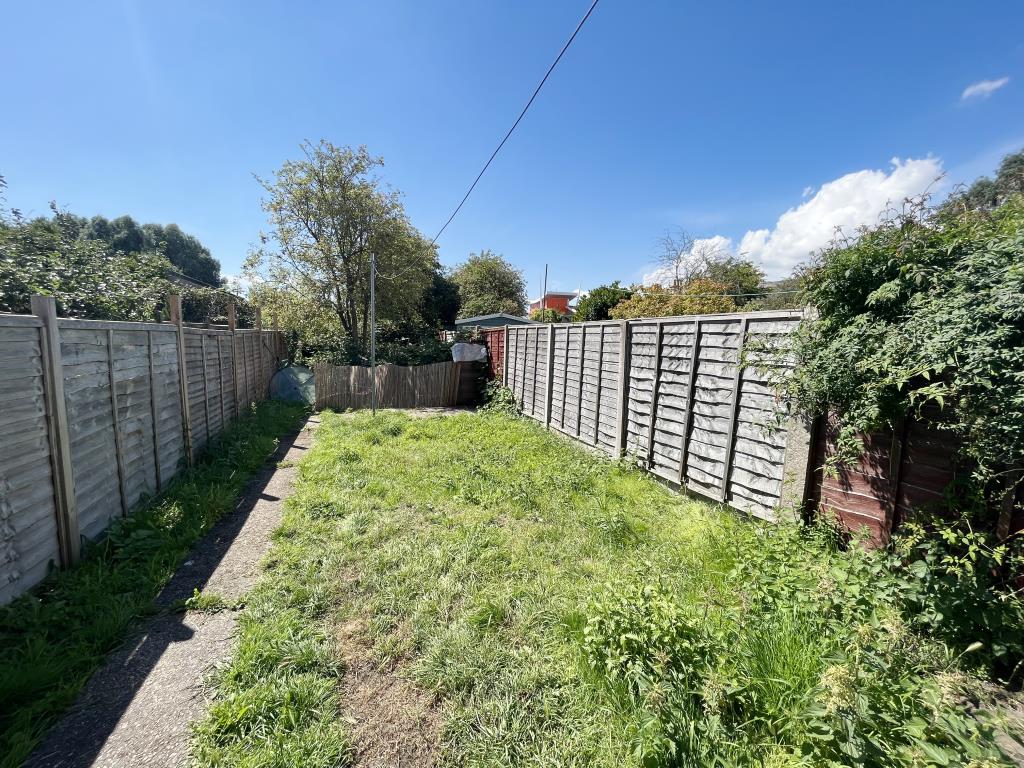 Lot: 95 - THREE-BEDROOM TERRACE HOUSE - Rear garden